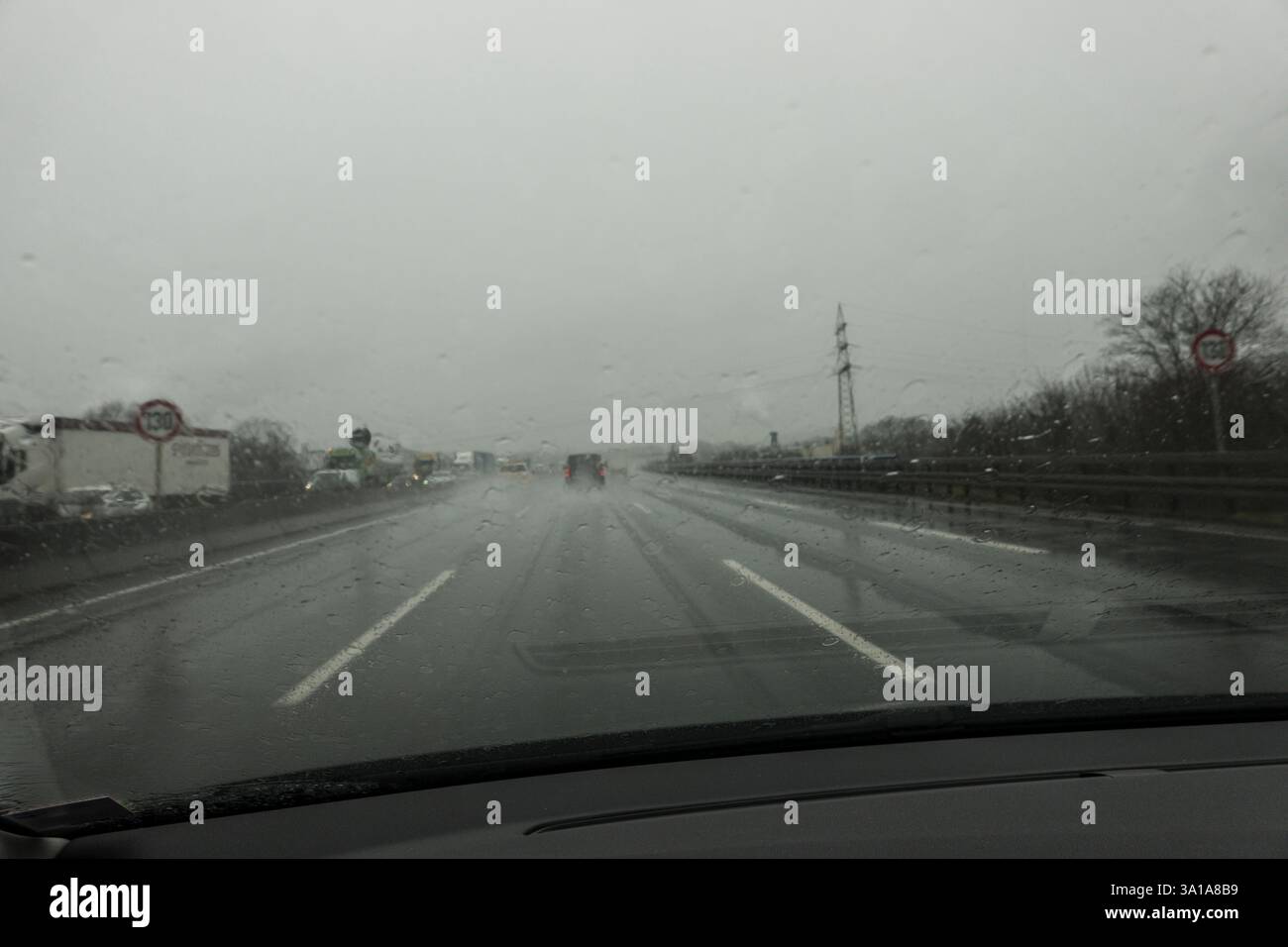 Schlechte Sicht bei Regen auf der Autobahn, Deutschland Stockfoto
