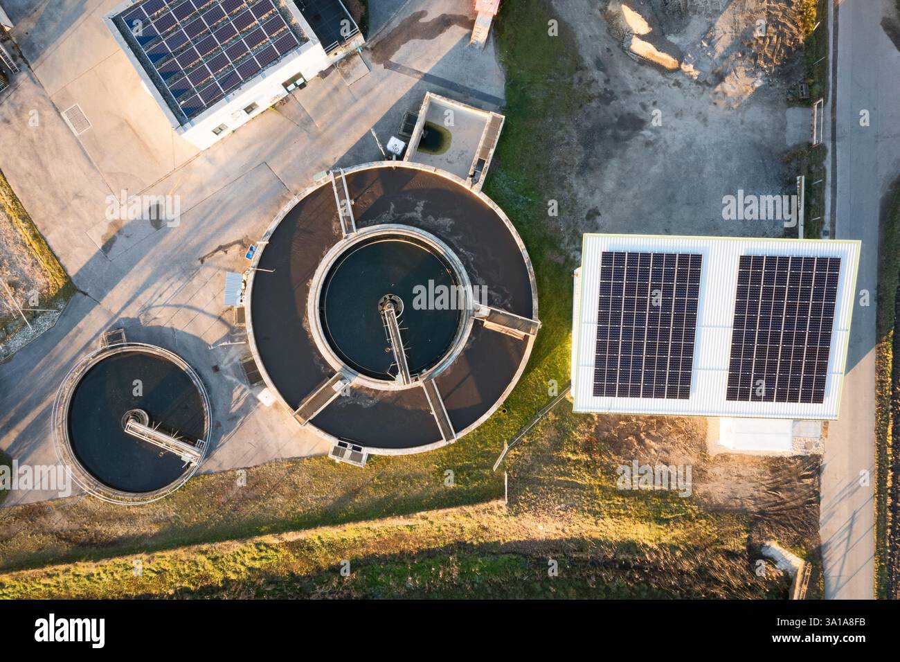 Kläranlage und Solarpaneele aus der Vogelperspektive Stockfoto