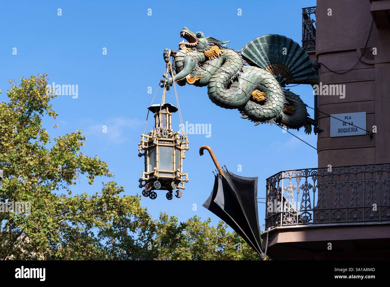 Drachen- und Schirmdekoration, Casa Bruno Cuadros, modernistisches Haus von Josep Vilaseca, Barcelona, Spanien Stockfoto