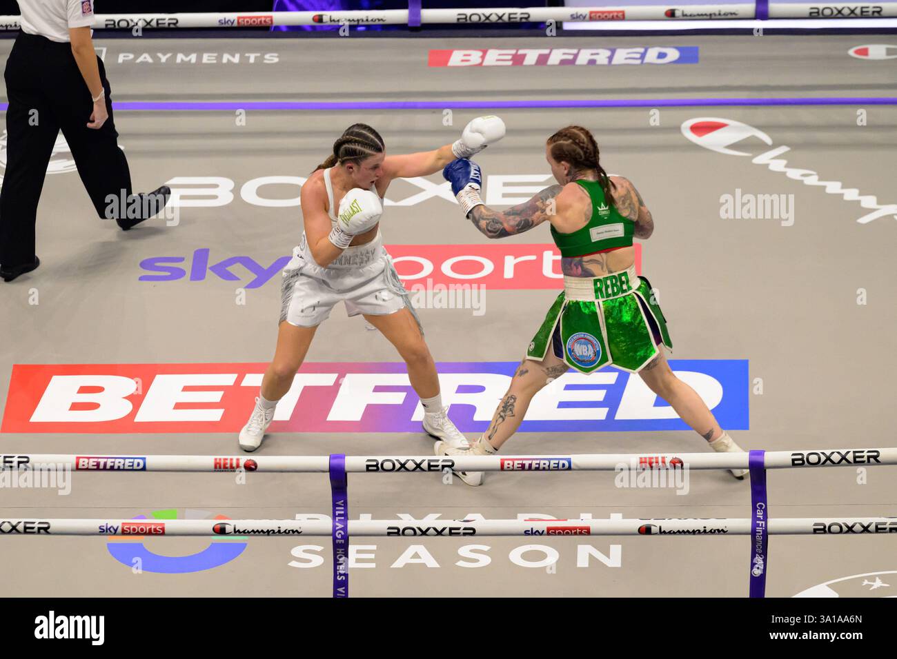 Royal Albert Hall, London 07. März 2025 Francesca Hennessy blockierte einen Schlag vor Gemma Ruegg während des WBA Intercontinental Super Bantamweight-Spiels zwischen Francesca Hennessy und Gemma Ruegg in der Royal Albert Hall in London, England (Keeran Marquis/SPP) Credit: SPP Sport Press Photo. /Alamy Live News Stockfoto