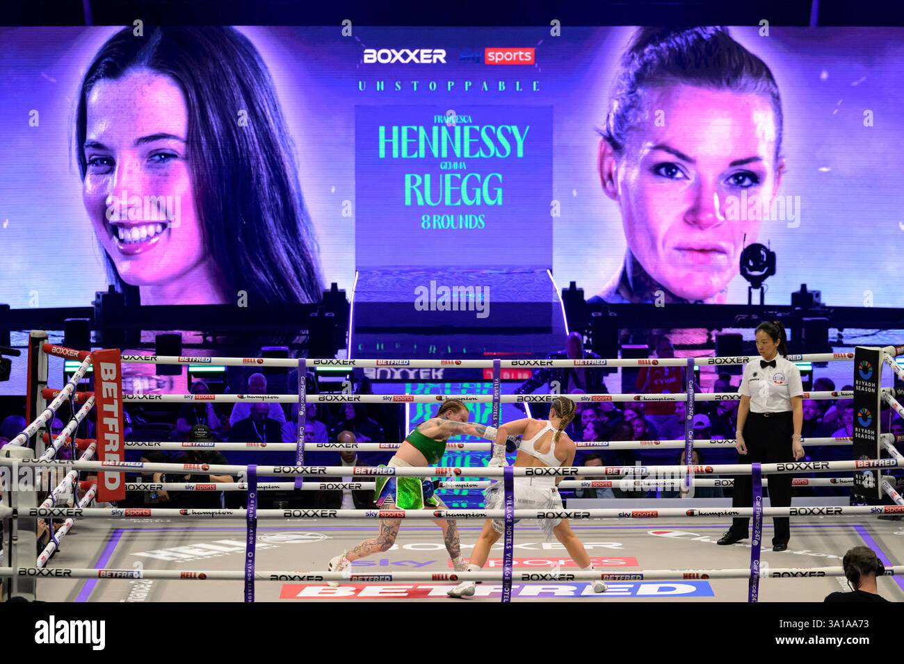 Royal Albert Hall, London 07. März 2025 Gemma Ruegg wirft beim WBA-Spiel im Super Bantamgewicht zwischen Francesca Hennessy und Gemma Ruegg in der Royal Albert Hall in London, England (Keeran Marquis/SPP) Credit: SPP Sport Press Photo. /Alamy Live News Stockfoto