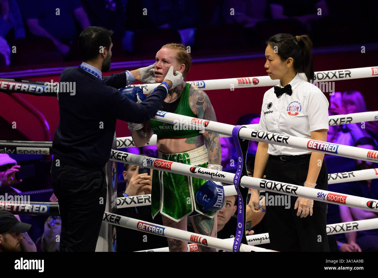 Royal Albert Hall, London 07. März 2025 Gemma Ruegg wird vom Arzt während des WBA Intercontinental Super Bantamweight Matches zwischen Francesca Hennessy und Gemma Ruegg in der Royal Albert Hall in London, England (Keeran Marquis/SPP) untersucht. /Alamy Live News Stockfoto