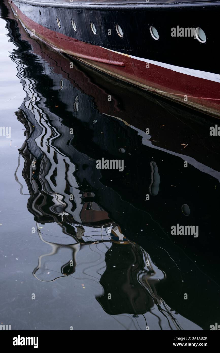 Reflexion eines Schiffes im Flensburger Hafen Stockfoto