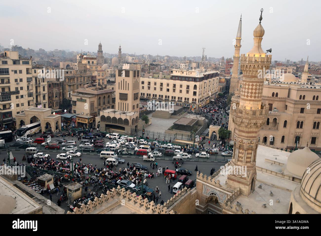Ramadan in Ägypten Ein allgemeiner Blick auf überfüllte Straßen während des heiligen Monats Ramadan in der Al-Azhar Moschee in Kairo, Ägypten, am 7. März 2025. Der Ramadan in Ägypten ist eine äußerst bedeutsame Zeit, die durch eine Mischung aus religiöser Hingabe, kulturellen Traditionen und gemeinschaftlicher Solidarität gekennzeichnet ist. Als Land mit einer der größten muslimischen Bevölkerungsgruppen in der arabischen Welt verwandelt sich Ägypten während dieses heiligen Monats mit einer Verlangsamung des täglichen Lebens während der Fastenzeit, während die Nächte mit Gebet, Versammlungen und lebhaften Straßenszenen lebendig werden. Die Tradition von Maedat Al-Rahman Tafeln der Barmherzigkeit, wo kostenlose iftar Mahlzeiten zur Verfügung gestellt werden Stockfoto