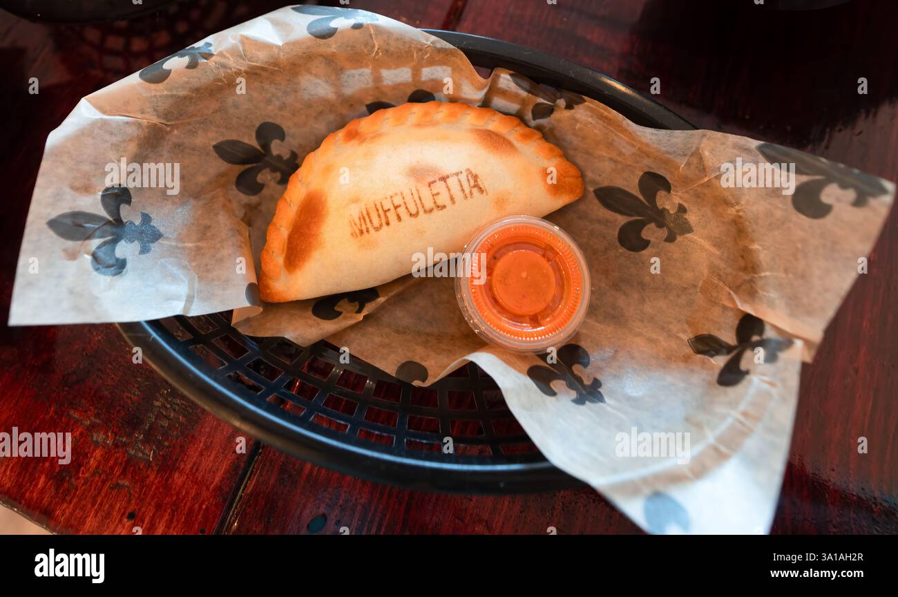 Ein frisch gebackener Fleischkuchen mit einer knusprigen Kruste und einer herzhaften Füllung, heiß in einem einladenden Restaurant serviert, das ein gemütliches Restaurant bietet Stockfoto