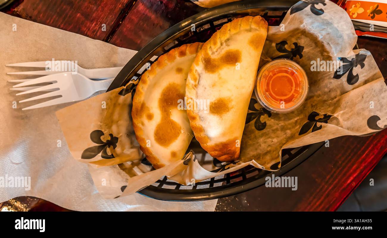 Ein frisch gebackener Fleischkuchen mit einer knusprigen Kruste und einer herzhaften Füllung, heiß in einem einladenden Restaurant serviert, das ein gemütliches Restaurant bietet Stockfoto