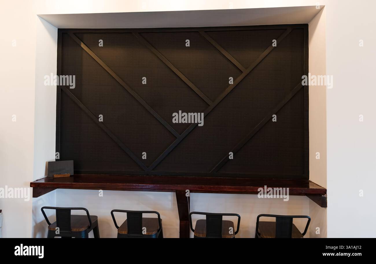 Ein frisch gebackener Fleischkuchen mit einer knusprigen Kruste und einer herzhaften Füllung, heiß in einem einladenden Restaurant serviert, das ein gemütliches Restaurant bietet Stockfoto