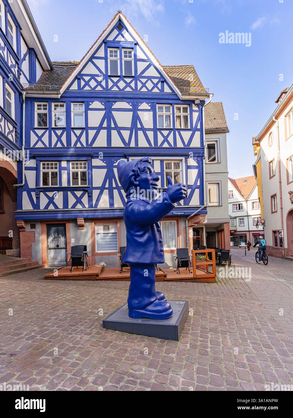 Der Optimist, Kunstwerk von Ottmar Hörl in der historischen Altstadt von Wertheim, Kreis Main-Tauber, Baden-Württemberg Stockfoto