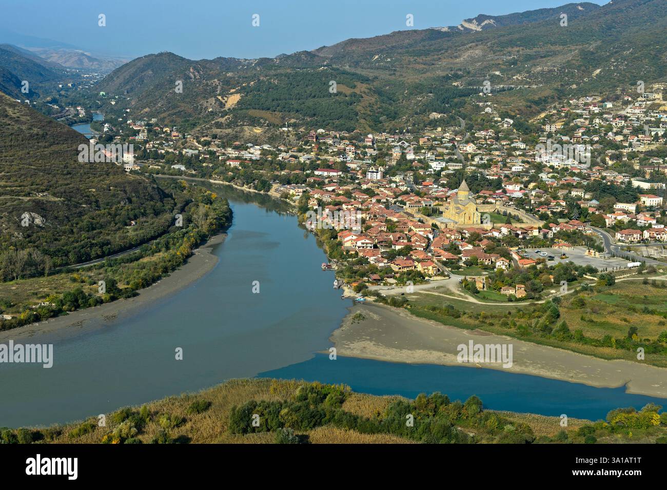Das Dorf Mzcheta mit der Svetitskhoveli-Kathedrale am Zusammenfluss der Flüsse Kura und Aragvi, Georgien Stockfoto
