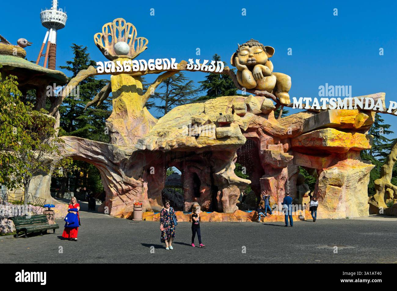 Besucher am Eingang zum Vergnügungspark Mtazminda, Tiflis, Georgien Stockfoto