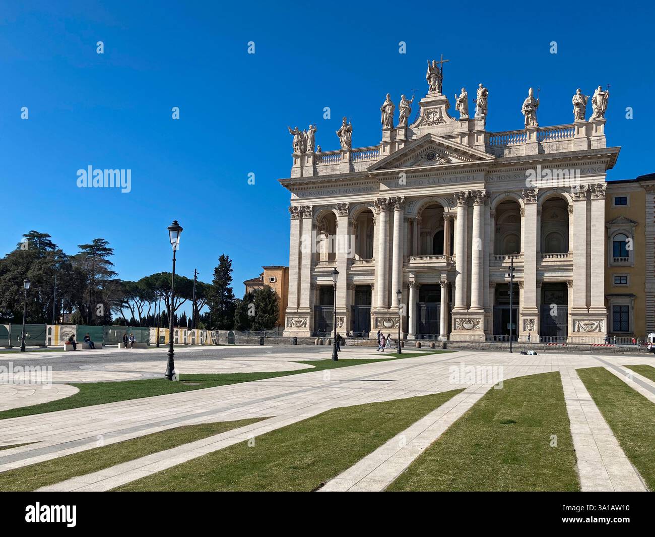 Italien, Latium, Rom, San Giovanni in der Laterano-Kirche, Fassade - Smartphone-aufgenommenes Stockfoto