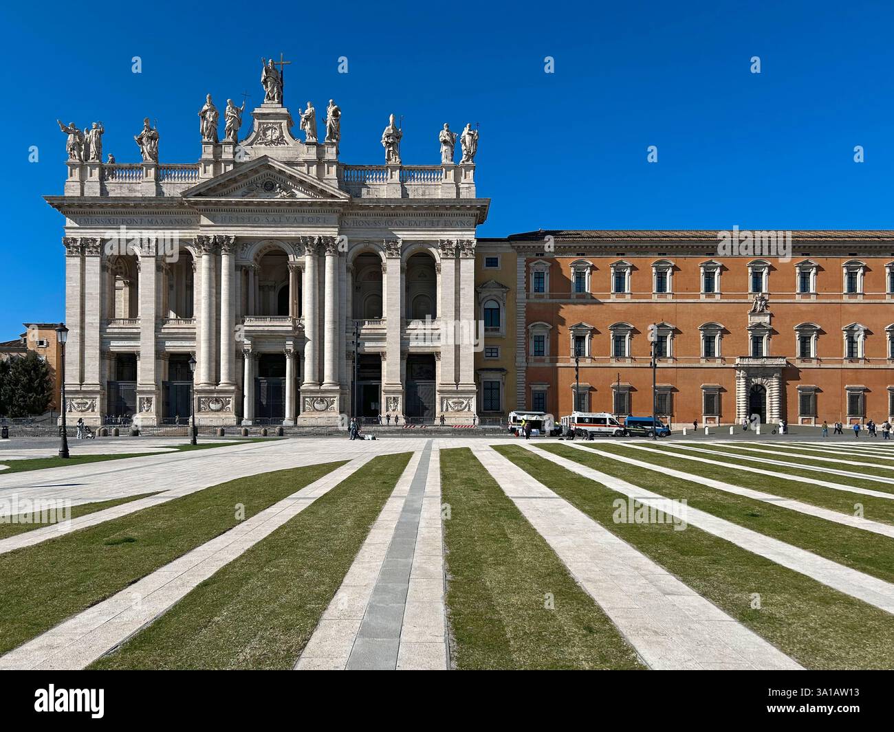 Italien, Latium, Rom, San Giovanni in der Laterano-Kirche, Fassade - Smartphone-aufgenommenes Stockfoto