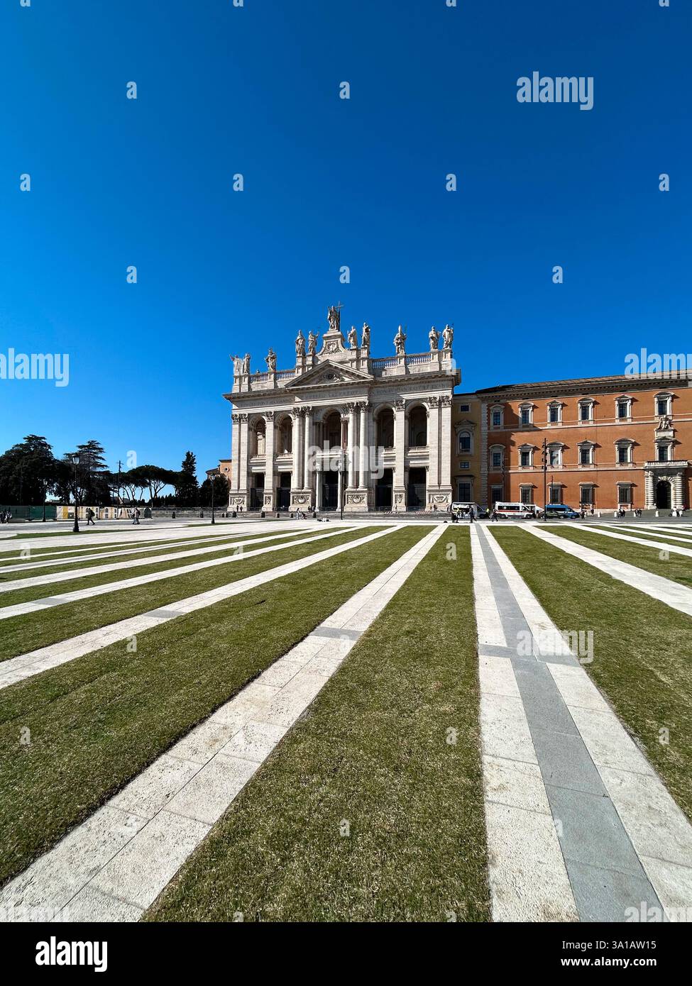 Italien, Latium, Rom, San Giovanni in der Laterano-Kirche, Fassade - Smartphone-aufgenommenes Stockfoto