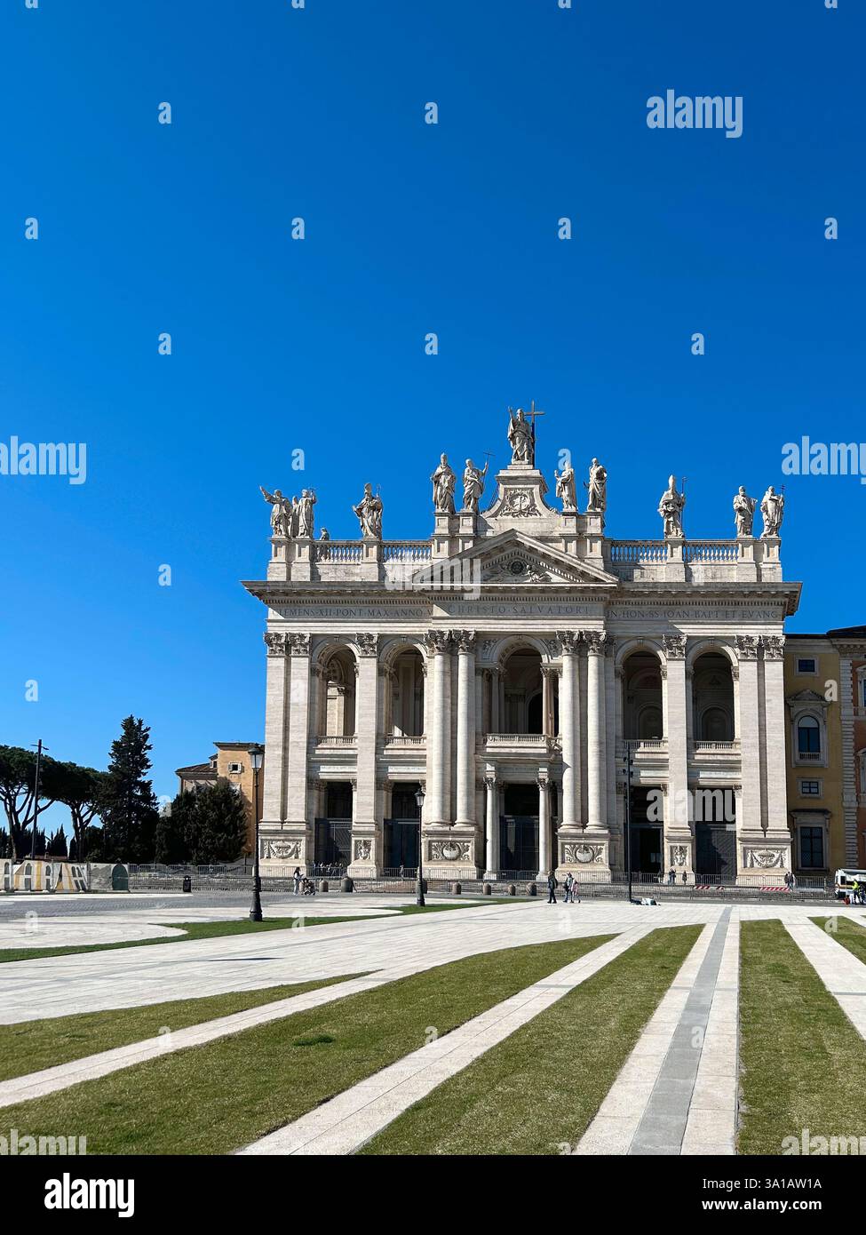 Italien, Latium, Rom, San Giovanni in der Laterano-Kirche, Fassade - Smartphone-aufgenommenes Stockfoto