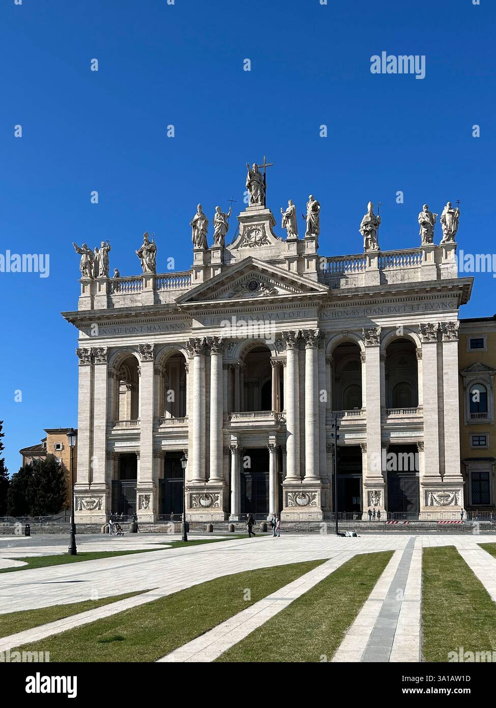 Italien, Latium, Rom, San Giovanni in der Laterano-Kirche, Fassade - Smartphone-aufgenommenes Stockfoto