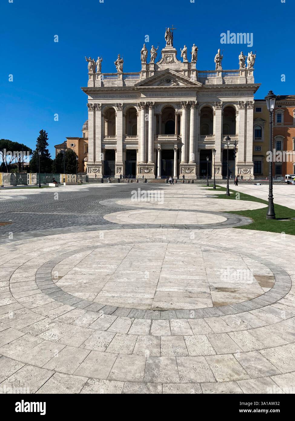 Italien, Latium, Rom, San Giovanni in der Laterano-Kirche, Fassade - Smartphone-aufgenommenes Stockfoto