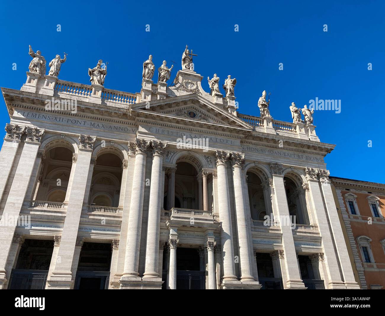 Italien, Latium, Rom, San Giovanni in der Laterano-Kirche, Fassade - Smartphone-aufgenommenes Stockfoto