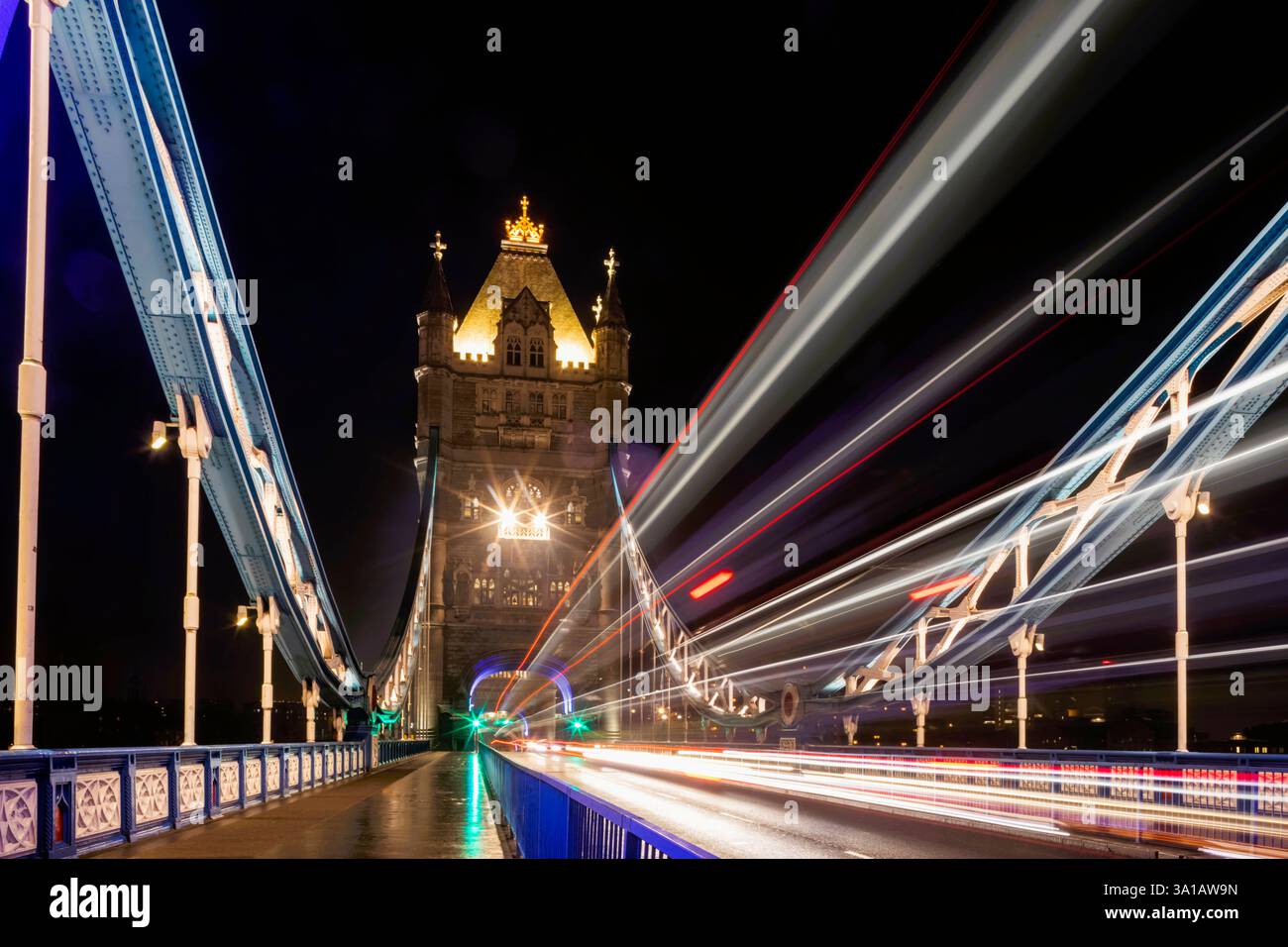 England, London, Tower Bridge bei Nacht beleuchtet Stockfoto