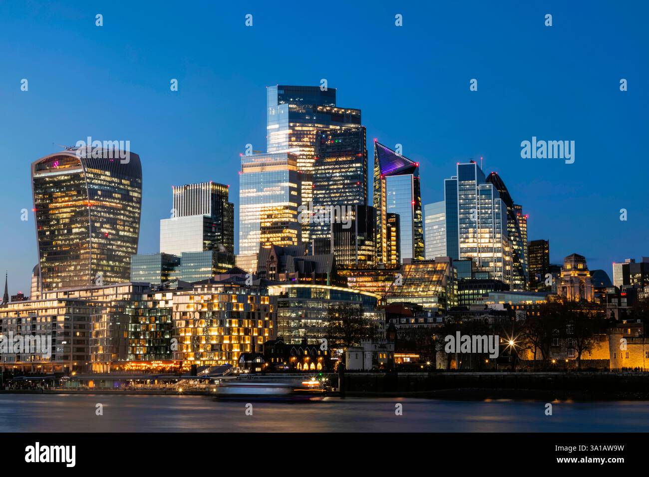 England, London, City of London Skyline beleuchtet bei Nacht und Themse Stockfoto