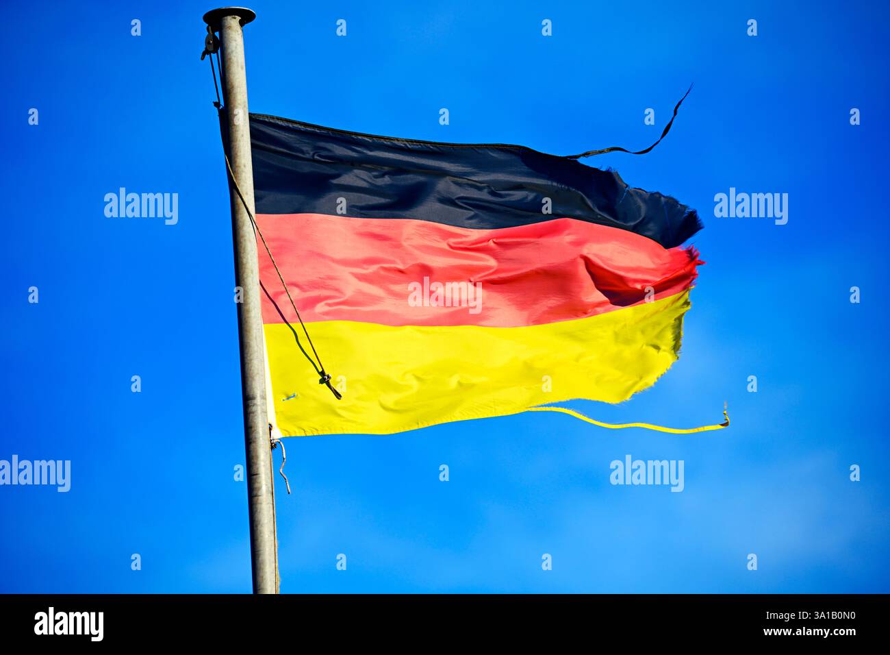 Ausgefranste deutsche Flagge, symbolische Foto-Wirtschaftskrise Stockfoto