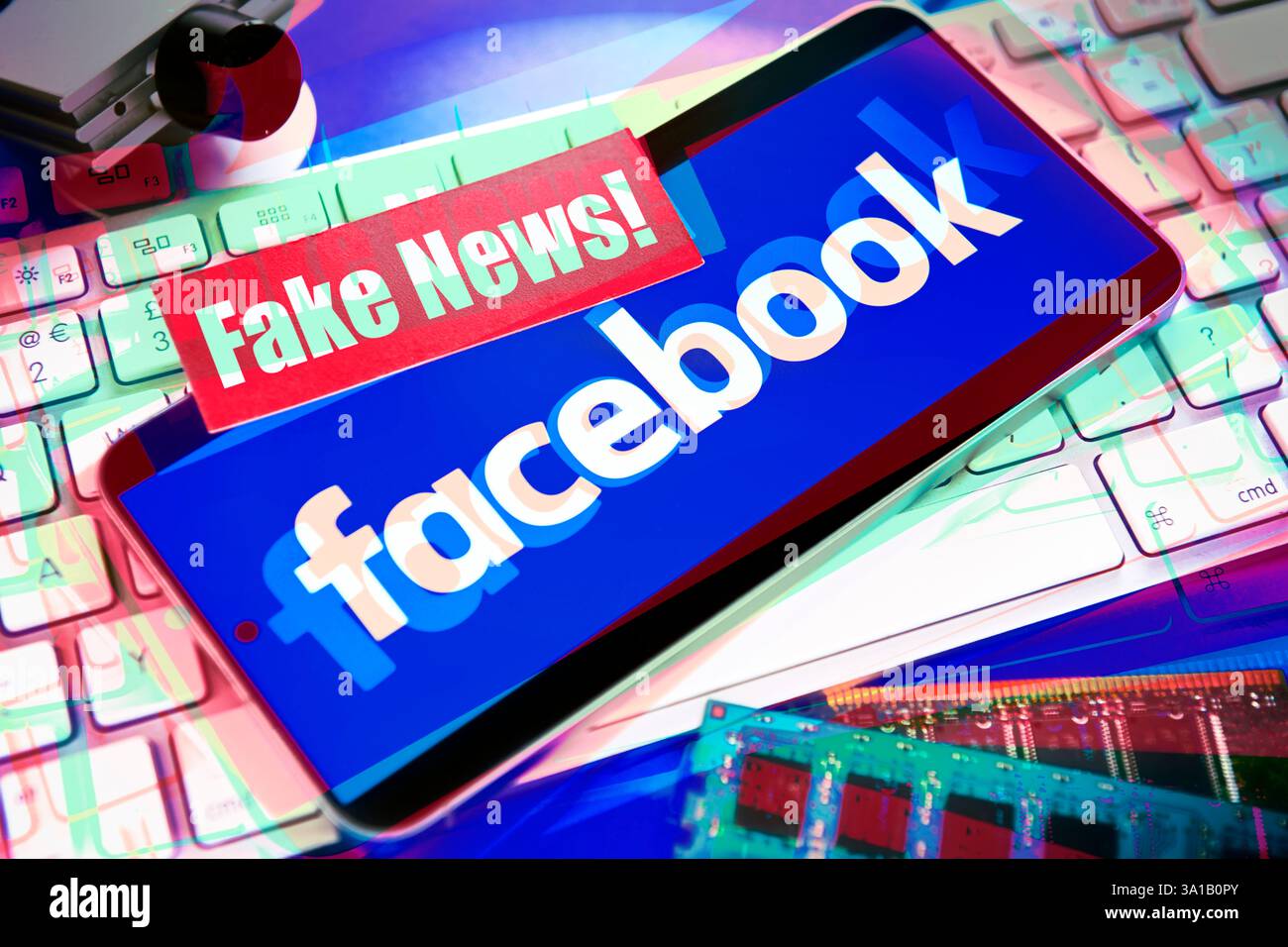 Fotomontage, Smartphone mit Facebook-Logo auf einer Computertastatur und Notiz mit den Worten Fake News Stockfoto