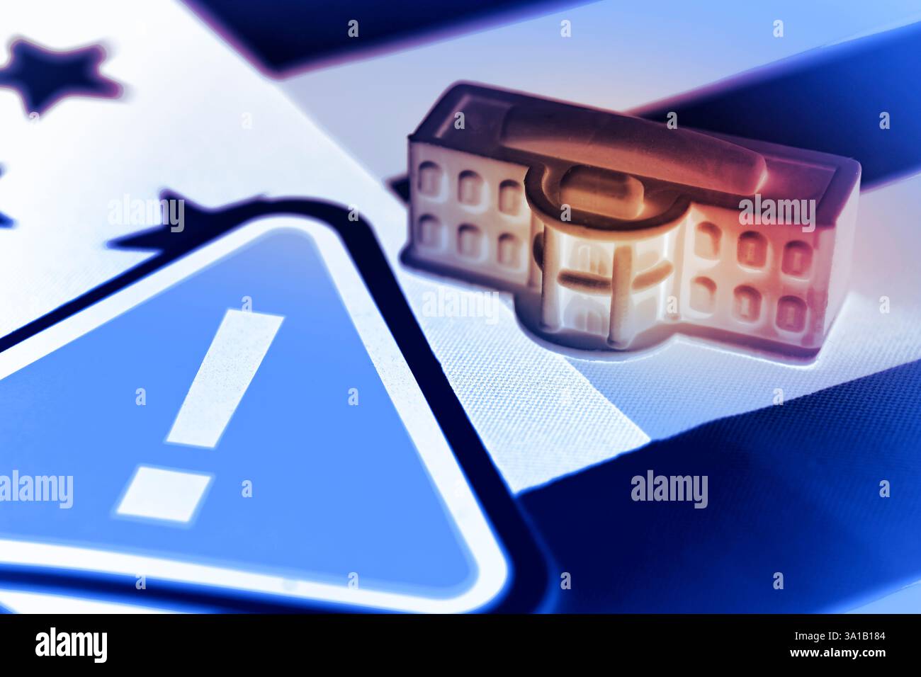 Miniatur des Weißen Hauses auf US-Flagge mit Gefahrenzeichen, symbolisches Foto der US-Regierung Stockfoto