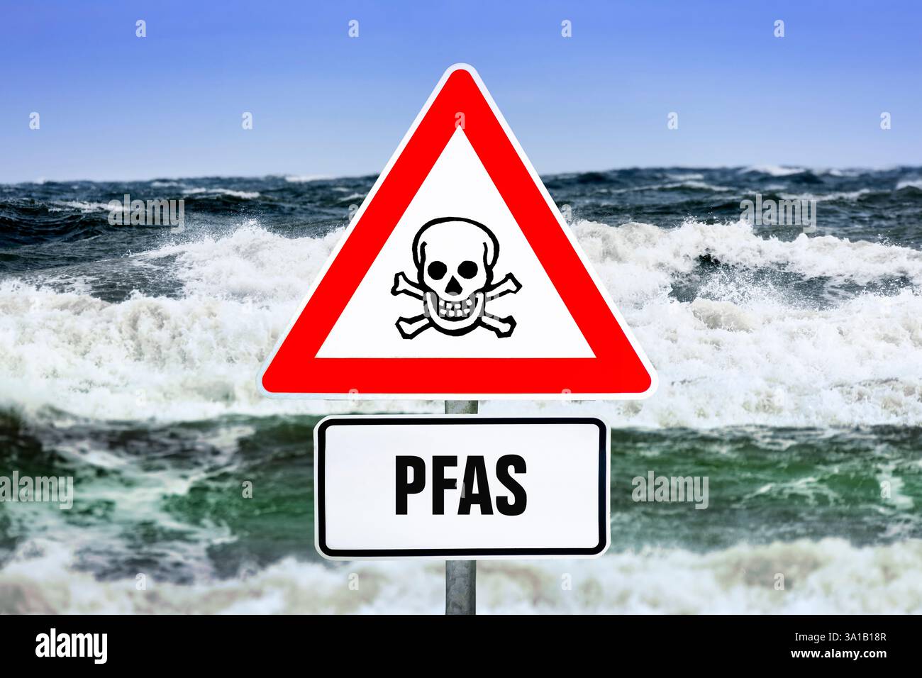 Schild mit Schädelsymbol und Aufschrift PFAS vor Wellen, PFAS Verschmutzung in Nord- und Ostsee und in den Weltmeeren, [M] Stockfoto