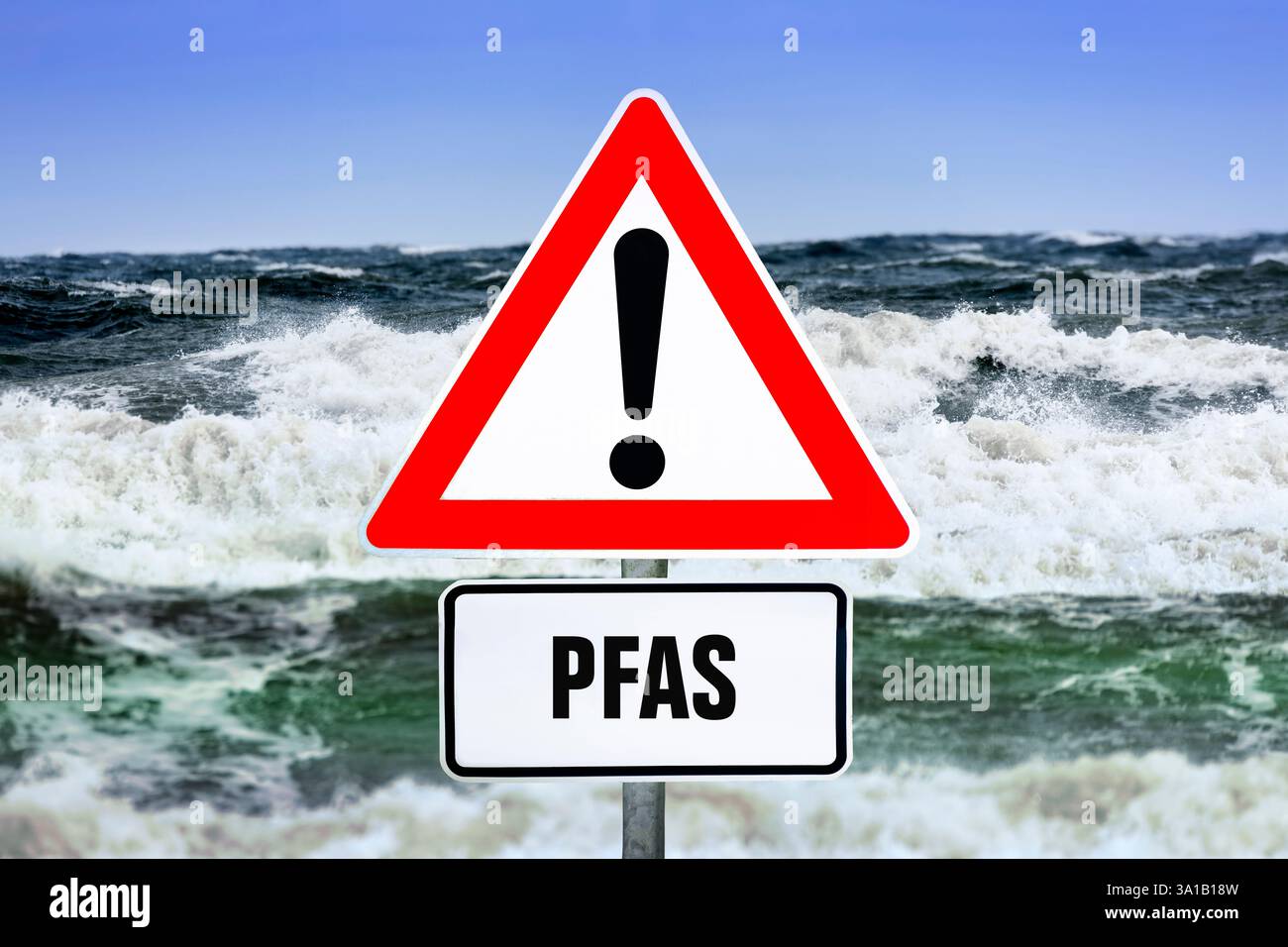 Schild mit Ausrufezeichen und Aufschrift PFAS vor Wellen, PFAS-Verschmutzung in Nord- und Ostsee und in den Weltmeeren, [M] Stockfoto