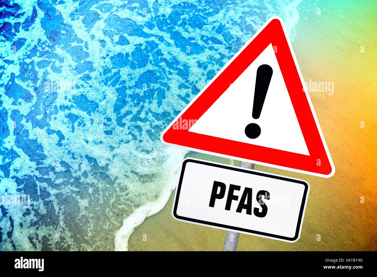 Schild mit Ausrufezeichen und Aufschrift PFAS vor Wellen, PFAS-Verschmutzung in Nord- und Ostsee und in den Weltmeeren, [M] Stockfoto