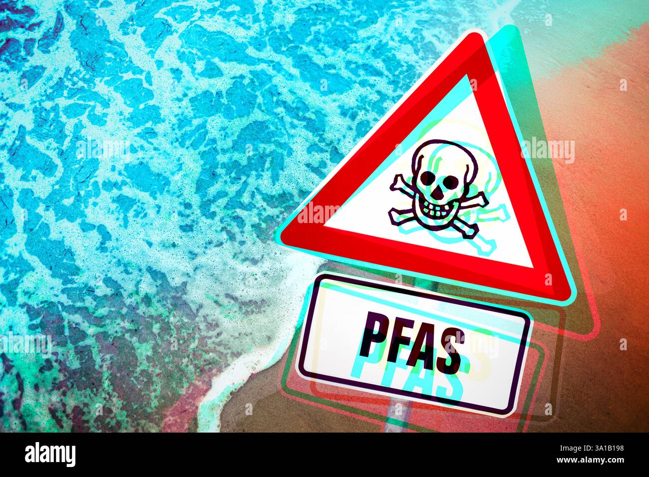 Schild mit Schädelsymbol und Aufschrift PFAS vor Wellen, PFAS Verschmutzung in Nord- und Ostsee und in den Weltmeeren, [M] Stockfoto