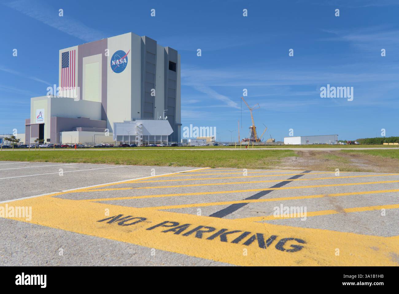 Eine Fernaufnahme des Vehicle Assembly Building (VAB) aus einer Parklücke. Stockfoto Eine Fernaufnahme des Vehicle Assembly Building (VAB) aus einer Parklücke. Stockfoto