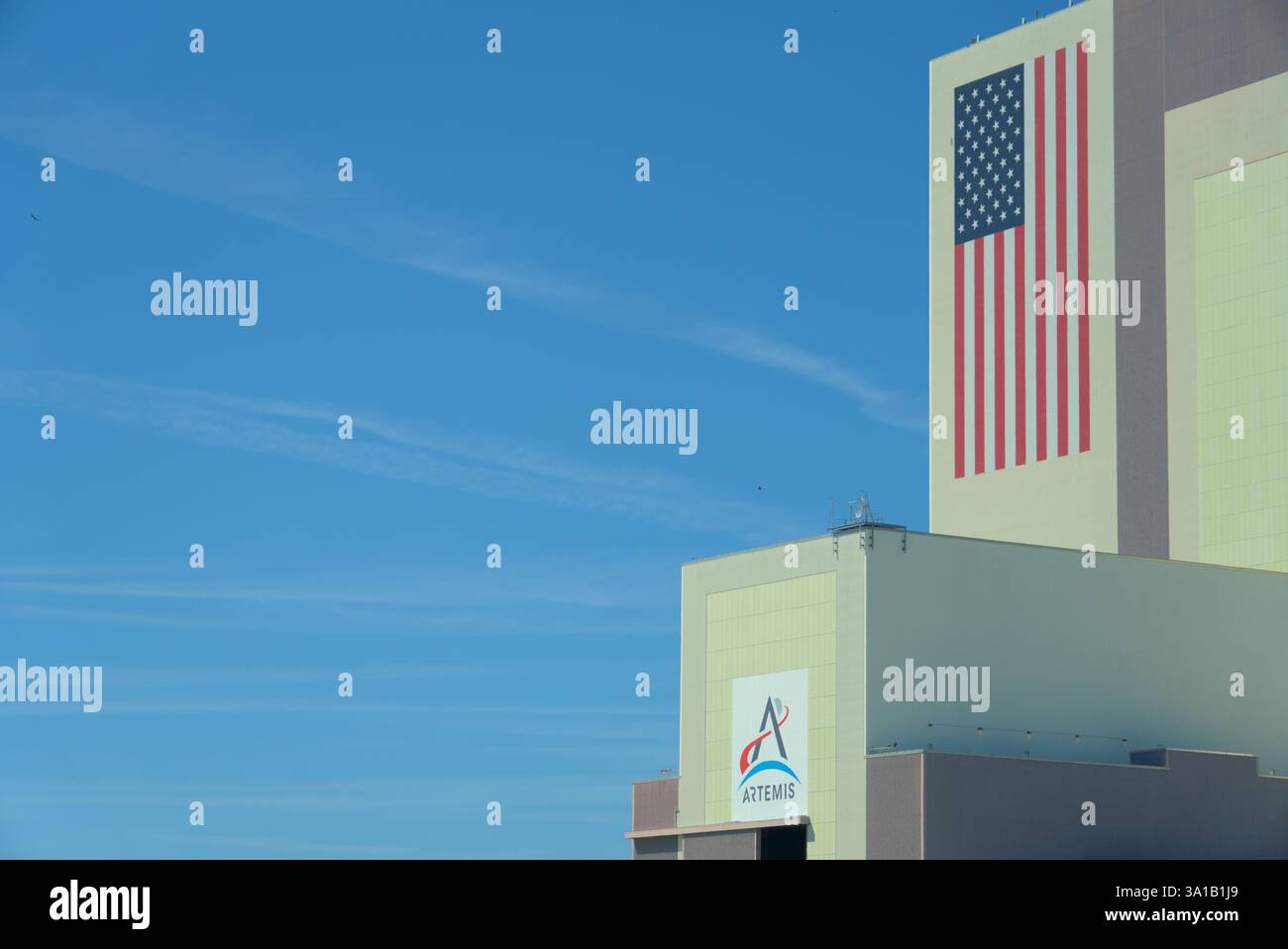 Eine Nahaufnahme des Vehicle Assembly Building (VAB) im Kennedy Space Centre Florida. Die US-Flagge wird angezeigt. Stockfoto Eine Nahaufnahme des Vehicle Assembly Building (VAB) im Kennedy Space Centre Florida. Die US-Flagge wird angezeigt. Stockfoto