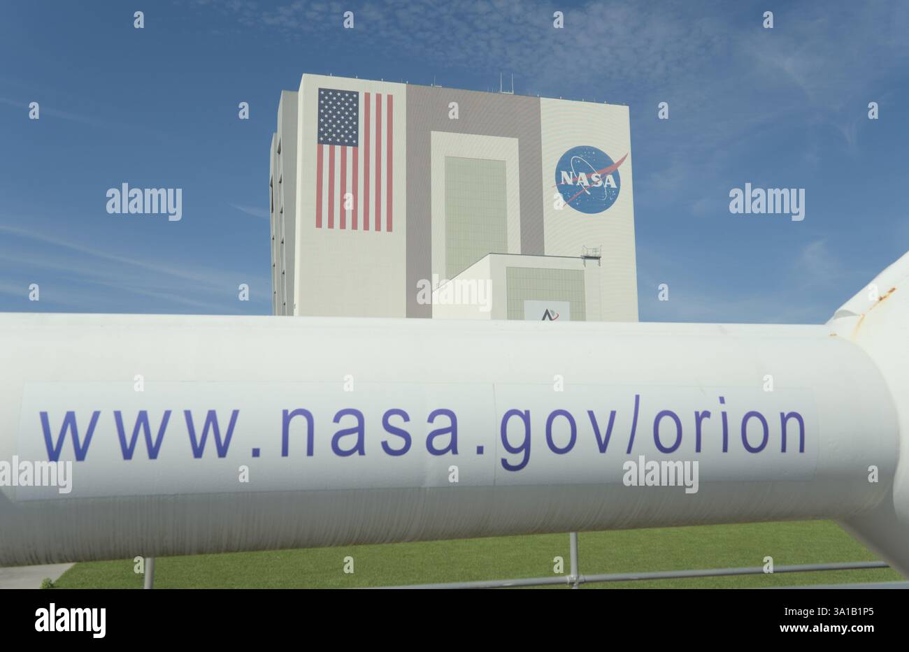 NASA-Fahrzeugbau mit einer Rakete im Vordergrund. Zeigt auch das NASA-Logo für Fleischbällchen. Stockfoto NASA-Fahrzeugbau mit einer Rakete im Vordergrund. Zeigt auch das NASA-Logo für Fleischbällchen. Stockfoto