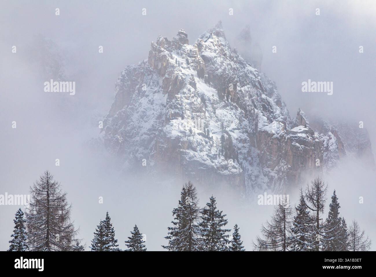 Cima d'Antorno, ein Gipfel des Cadini di Misurina, im Winter vom See Antorno aus gesehen nach einem Schneefall, Dolomiten, Auronzo di Cadore, Provinz Belluno, Veneto, Italien Stockfoto
