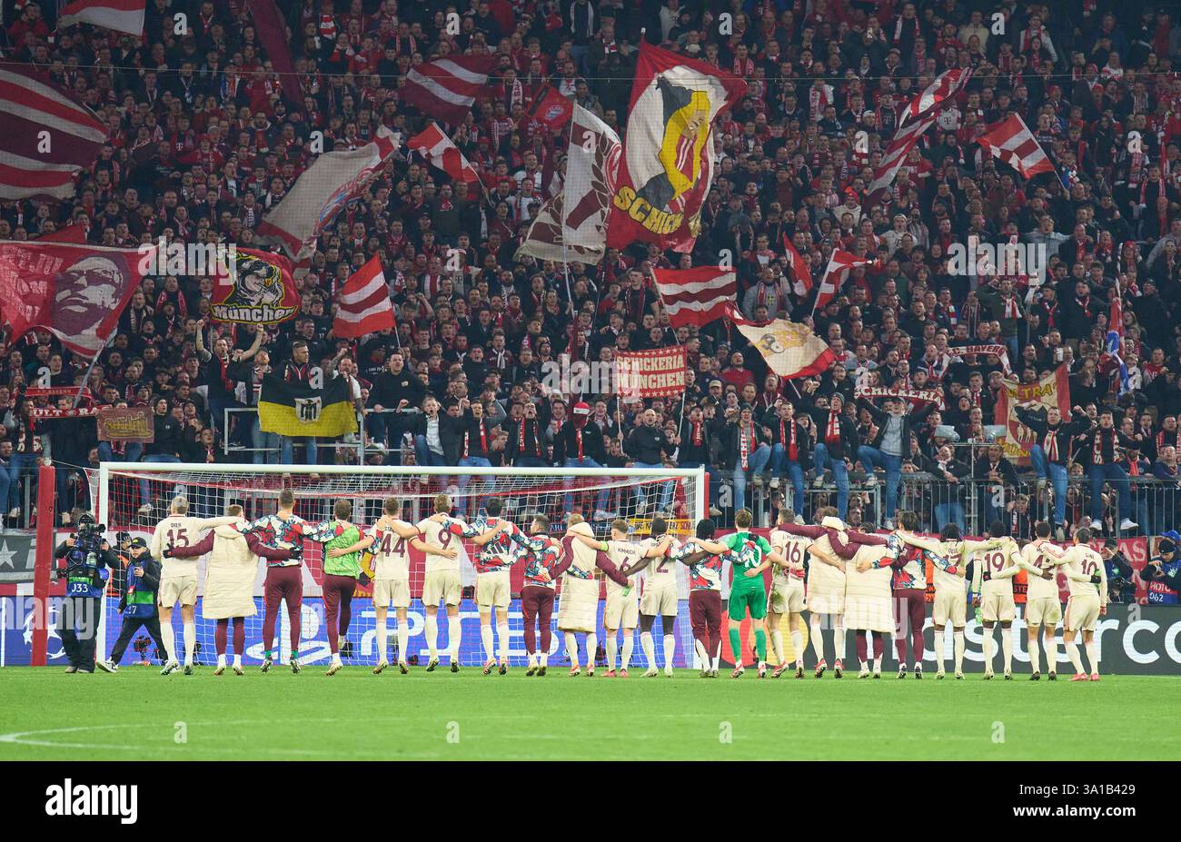München, Deutschland. März 2025. Team FCB feiert mit Fans im Achtelfinale Spiel FC BAYERN MÜNCHEN - BAYER 04 LEVERKUSEN 3-0 Fußball UEFA Champions League in der Saison 2024/2025 in München, 5. März 2025, FCB, x.. Spieltag, München Fotograf: ddp Images/STAR-Images Credit: ddp Media GmbH/Alamy Live News Stockfoto
