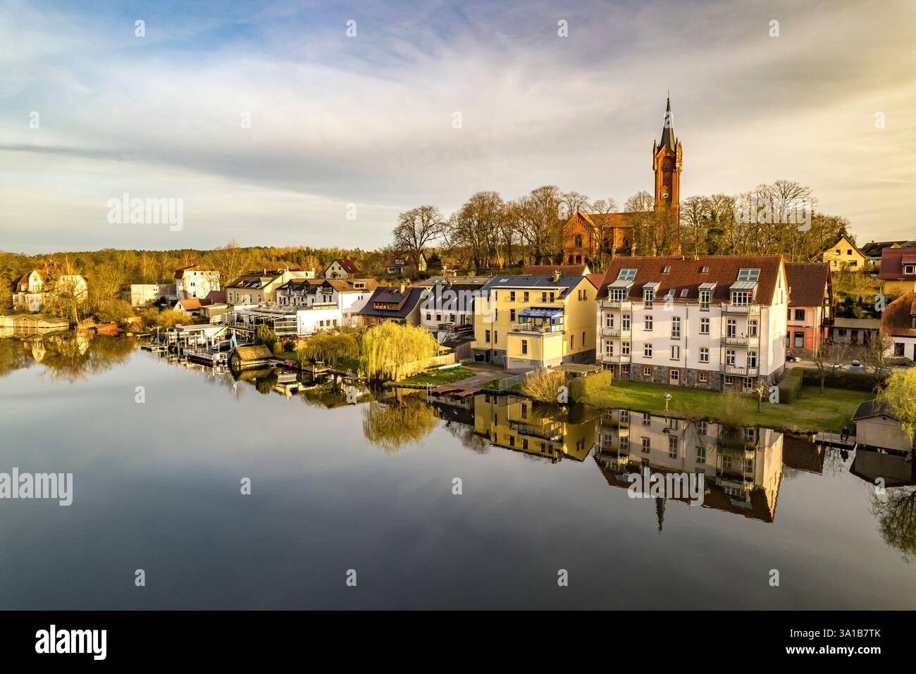 Die Stadt Feldberg am Feldberger Haussee mit der Stadtkirche aus der Luft gesehen, Feldberger Seenlandschaft, Mecklenburg-Vorpommern Stockfoto