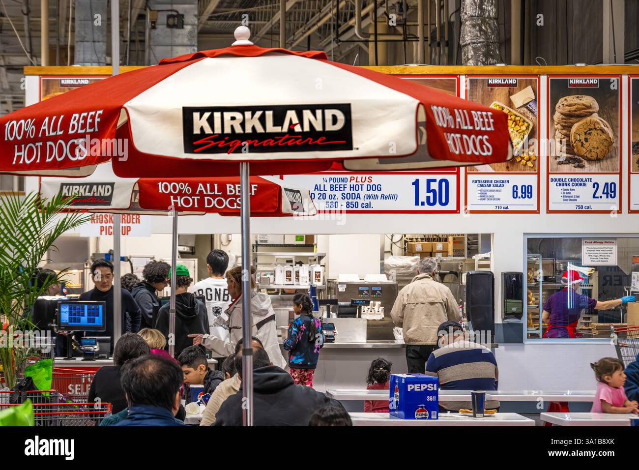 Costco Food Court im Costco Wholesale Club Store in Buford, Georgia. (USA) Stockfoto
