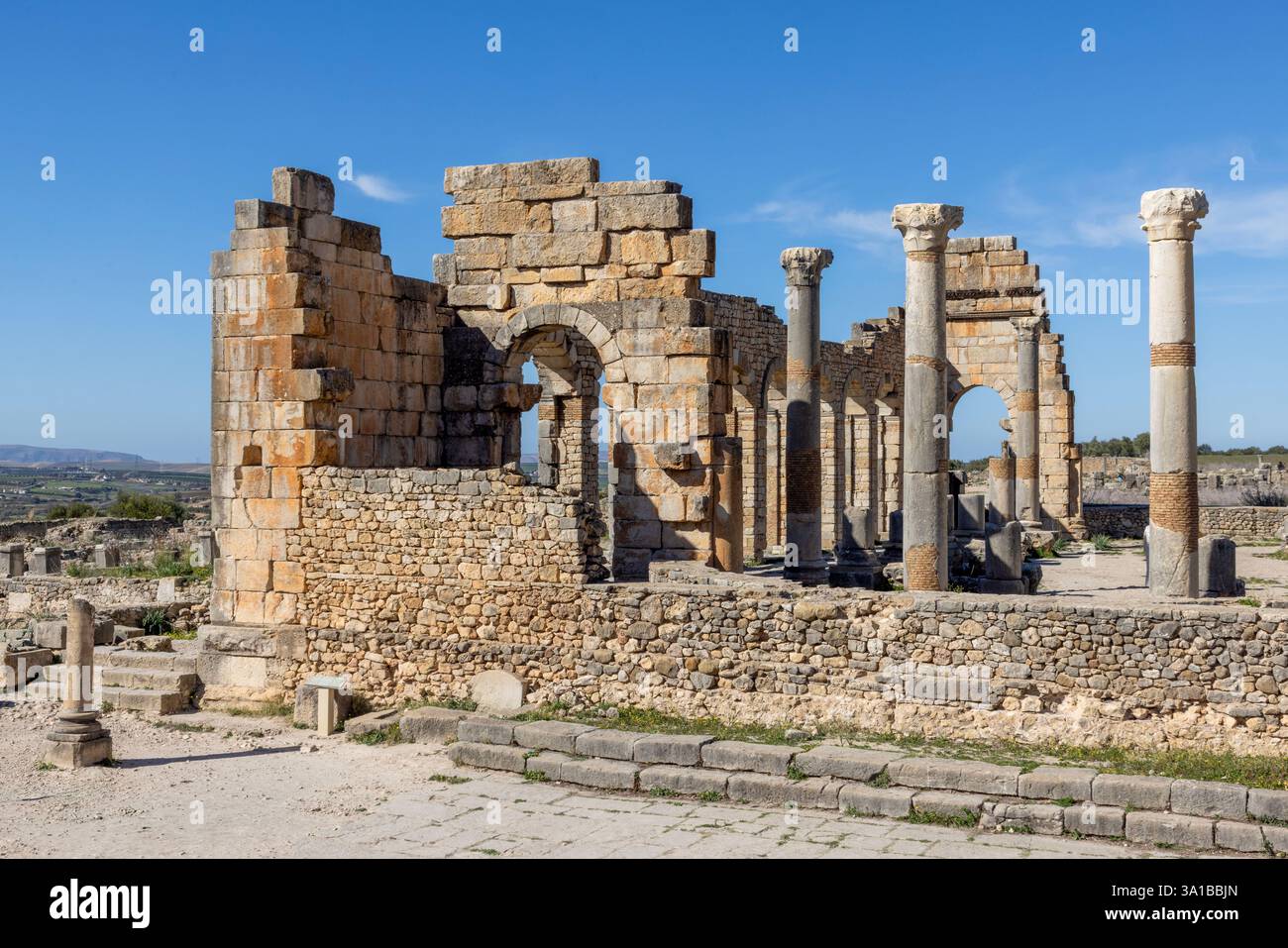 Volubilis, ein UNESCO-Weltkulturerbe in der Nähe von Meknes, Marokko, ist eine gut erhaltene römische Stadt mit Ruinen, die das Erbe des Römischen Reiches im Norden zeigen Stockfoto