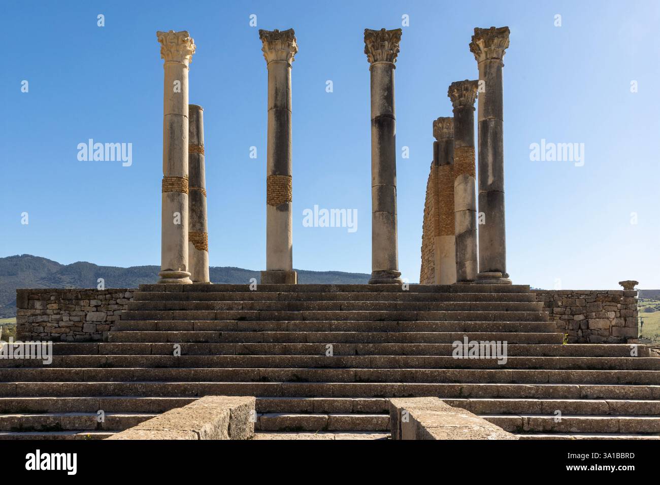 Volubilis, ein UNESCO-Weltkulturerbe in der Nähe von Meknes, Marokko, ist eine gut erhaltene römische Stadt mit Ruinen, die das Erbe des Römischen Reiches im Norden zeigen Stockfoto