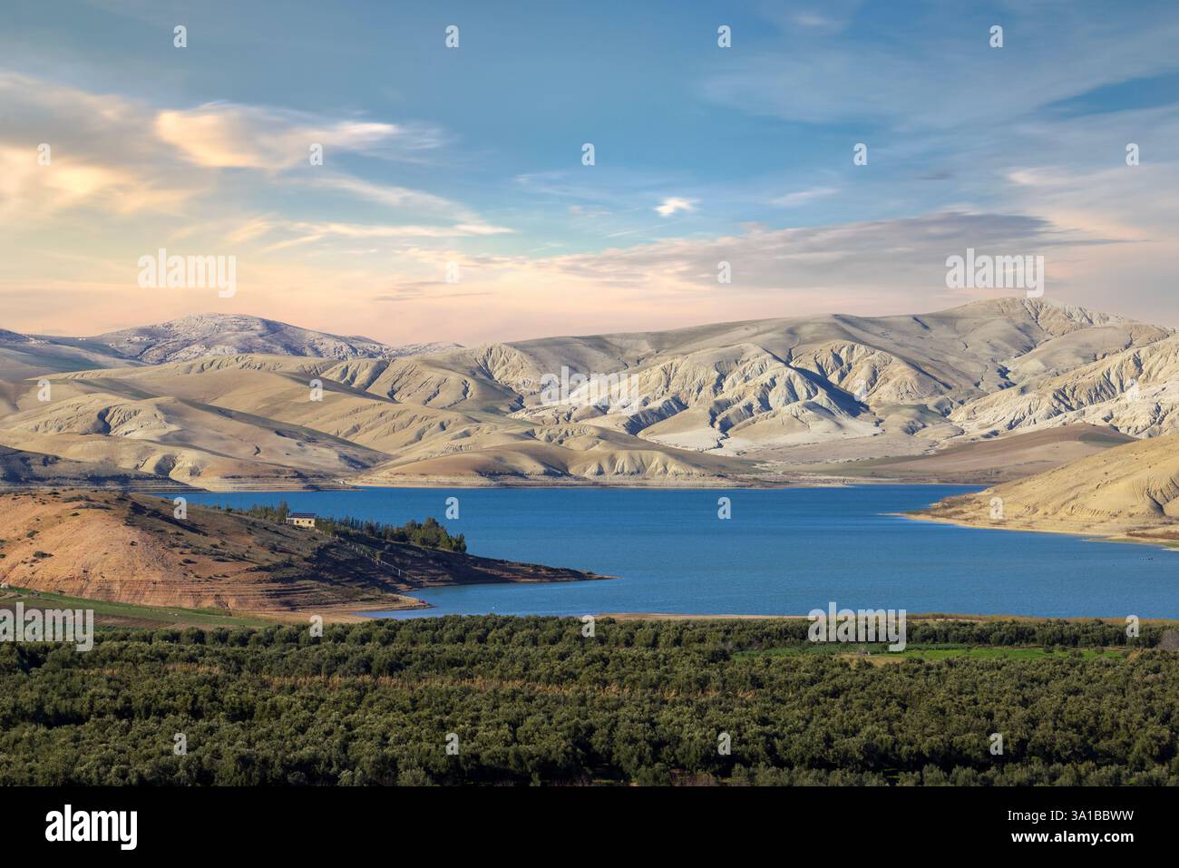 Barrage Sidi Chahed ist ein künstlicher See in der Nähe von Meknes, Marokko. Stockfoto