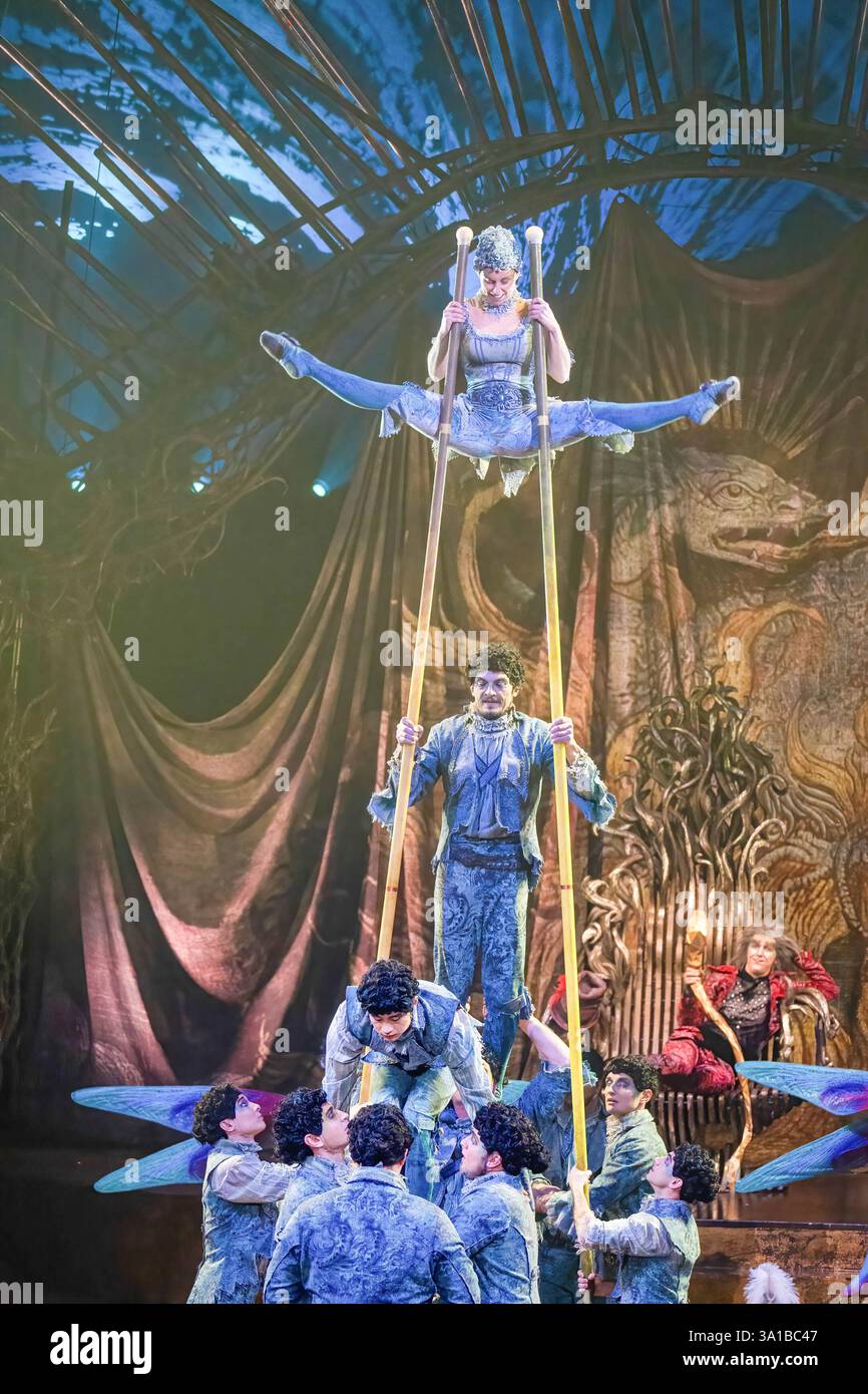 Akrobaten treten während der italienischen Premiere der Cirque du Soleil-Produktion „Alegria – in einem neuen Licht“ im Grand Chapiteau in Rom auf. Stockfoto