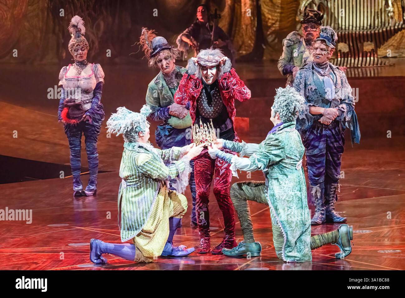 Künstler treten während der italienischen Premiere der Cirque du Soleil Produktion „Alegria – in einem neuen Licht“ im Grand Chapiteau in Rom auf. Stockfoto
