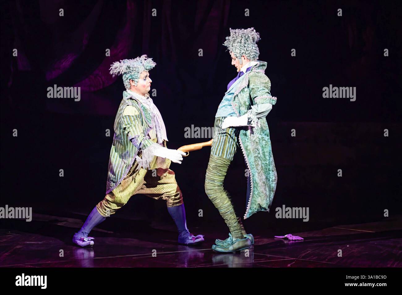 Künstler treten während der italienischen Premiere der Cirque du Soleil Produktion „Alegria – in einem neuen Licht“ im Grand Chapiteau in Rom auf. Stockfoto
