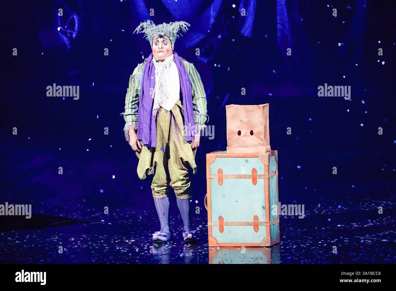 Ein Künstler tritt während der italienischen Premiere der Cirque du Soleil Produktion „Alegria – in einem neuen Licht“ im Grand Chapiteau in Rom auf. Stockfoto