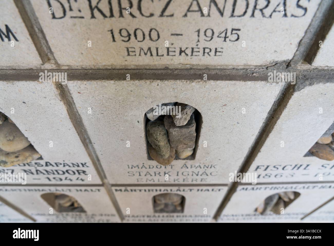 Gedenkmauer auf dem Märtyrerfriedhof (Mártírok temetője) in Budapest, Ungarn, zum Gedenken an die Verstorbenen zwischen 1900 und 1945. Kleine Steine AR Stockfoto