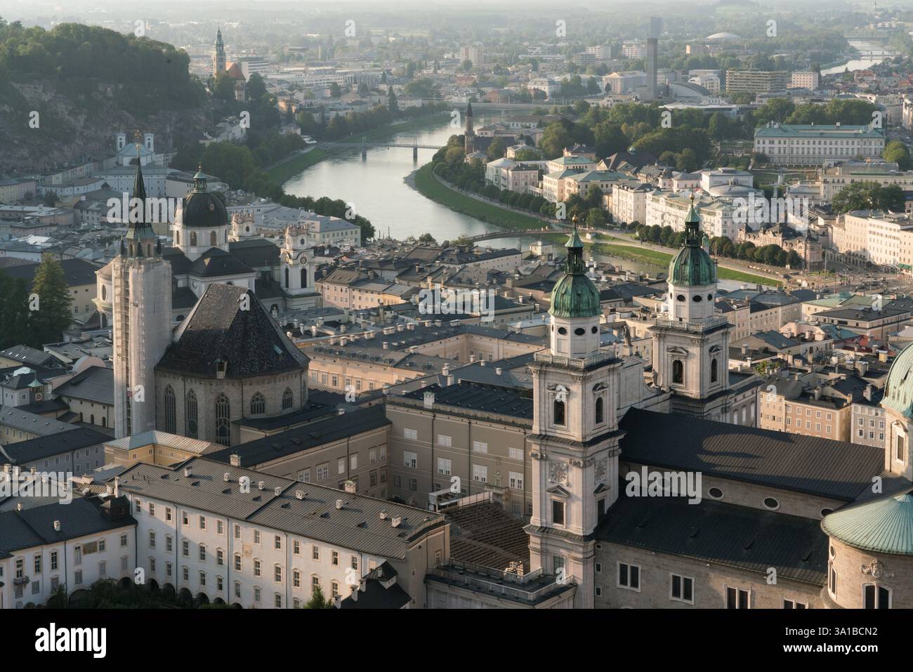 Salzburg, Österreich. Blick aus der Höhe auf das Stadtzentrum, einschließlich der Salzach und zahlreicher Kirchen. Eine Panoramablick auf die Stadt. Stockfoto