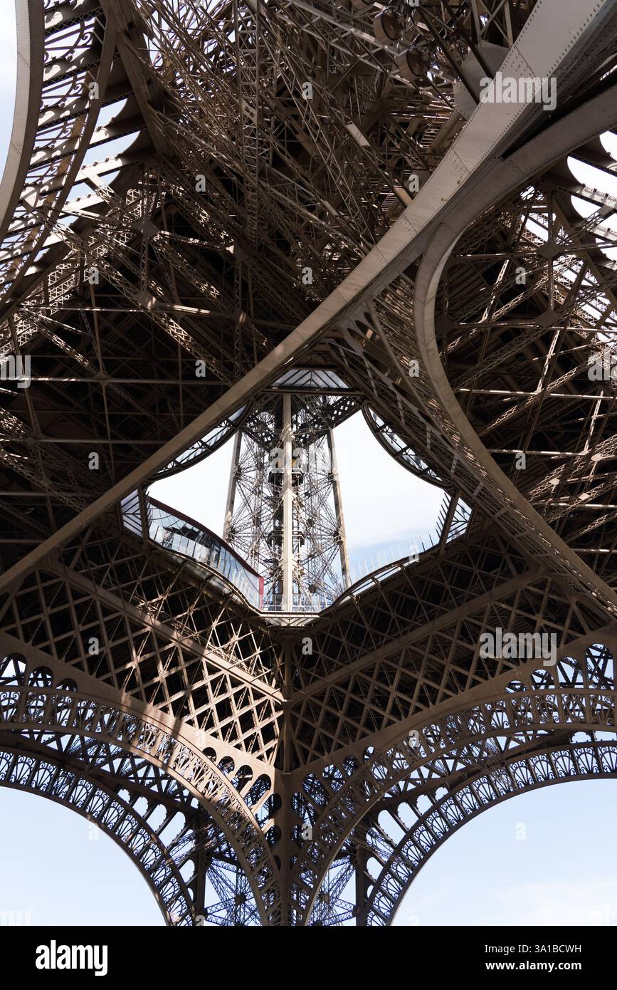 Eiffelturm, Paris, Frankreich. Detailliertes Metallgerüst, tragende Struktur. Stockfoto