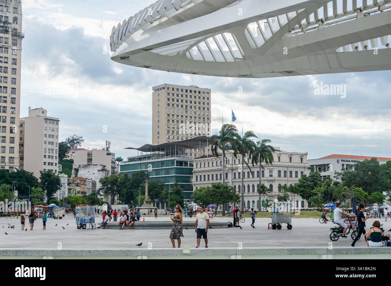 Fernsicht auf die Gebäude des Stadtteils Centro von Rio de Janeiro am Platz Praca Mauá, vom Museum of Tomorrow aus gesehen unter einem heißen, sonnigen, bewölkten Sommerhimmel. Stockfoto