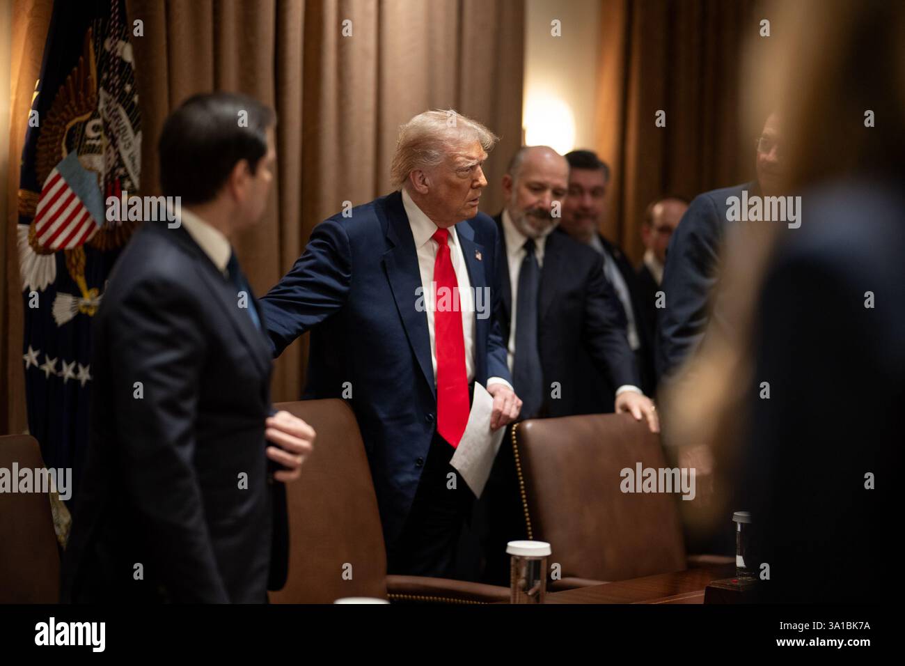 Präsident Donald Trump spricht mit Außenminister Marco Rubio, während er sich am Donnerstag, den 6. März 2025, mit seinem Kabinett im Kabinettsraum des Weißen Hauses trifft. (Offizielles Foto des Weißen Hauses von Daniel Torok) Stockfoto