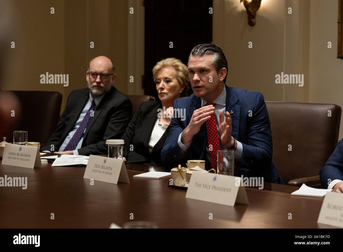 Präsident Donald Trump trifft sich mit seinem Kabinett im Kabinettsraum des Weißen Hauses am Donnerstag, den 6. März 2025. (Offizielles Foto des Weißen Hauses von Daniel Torok) Stockfoto